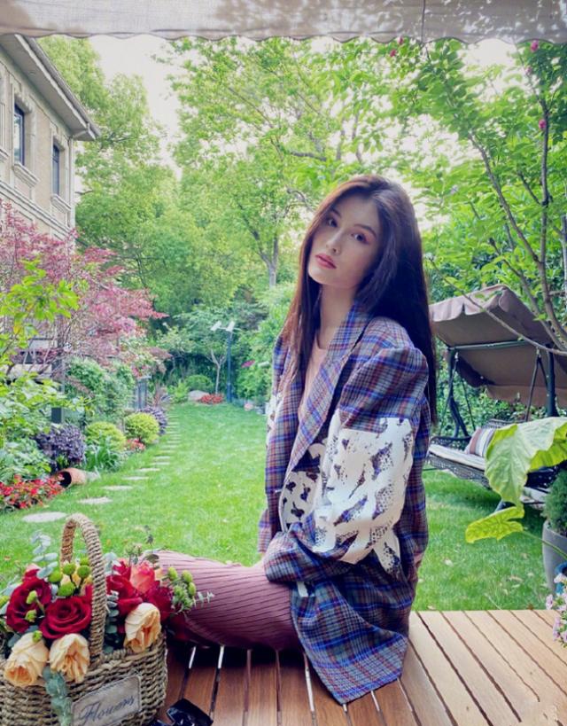 何穗|何穗秀美照意外曝光上亿豪宅 欧式洋房自带小花园