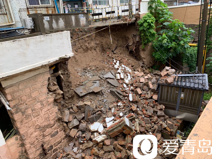 垮塌|突发！市南区一居民楼挡土墙和连廊发生垮塌