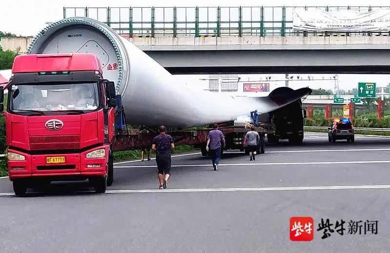 高速|80米长的“庞然大物”惊现高速收费道口！还是4辆！结果“卡”住了…