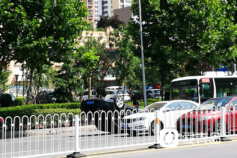 哈尔滨路|这是什么操作？哈尔滨路一私家车“四脚朝天”翻倒在路上！