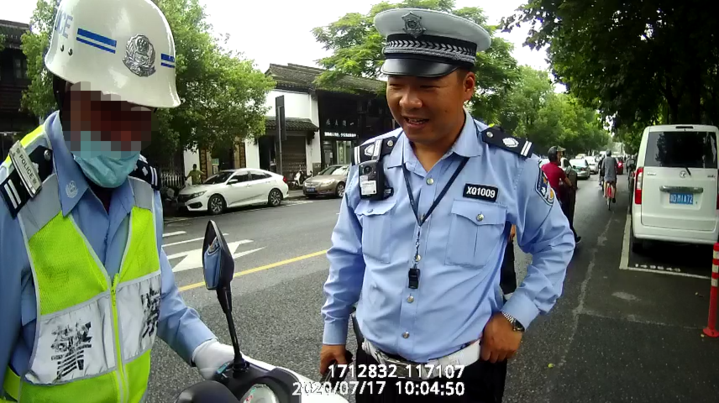 大爷|76岁大爷扮成假交警，只为了买菜方便