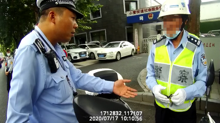 大爷|76岁大爷扮成假交警，只为了买菜方便