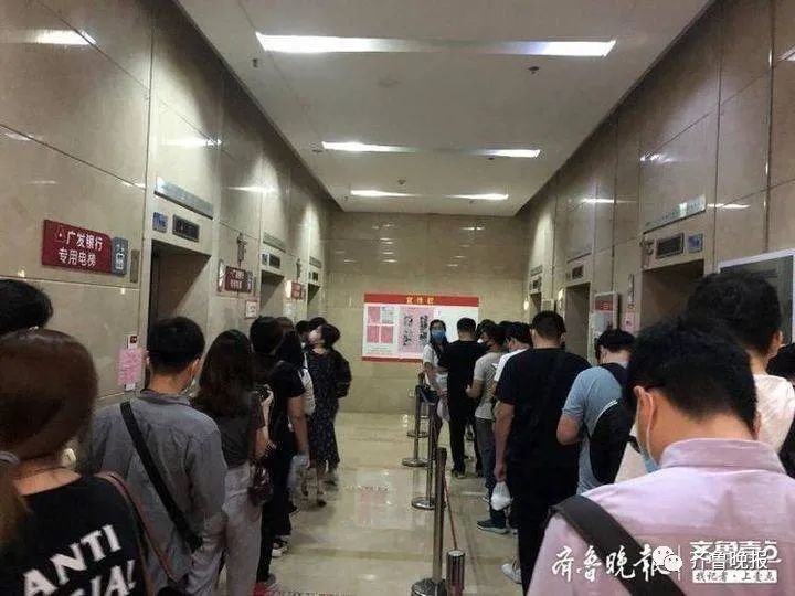 排队|上班先排队几百米 等40分钟电梯 网友：济南最堵