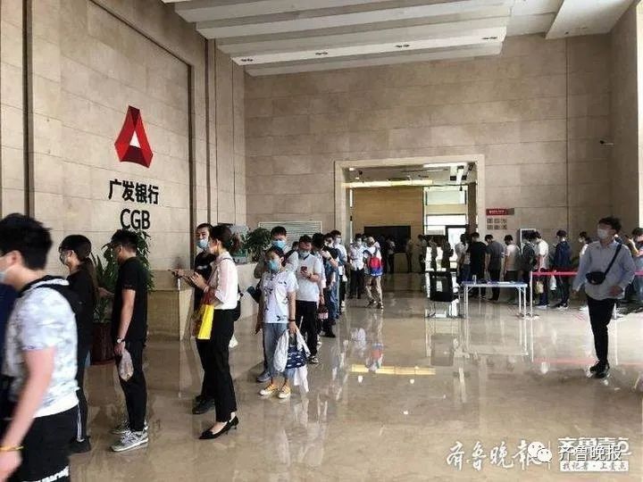 排队|上班先排队几百米 等40分钟电梯 网友：济南最堵