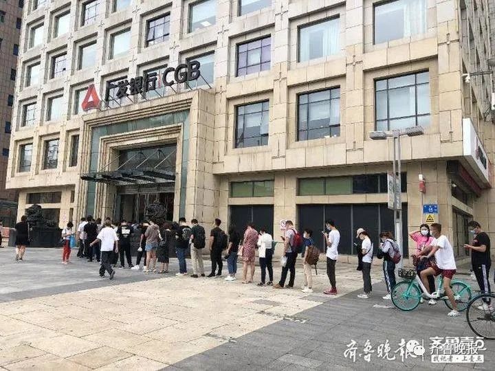 排队|上班先排队几百米 等40分钟电梯 网友：济南最堵