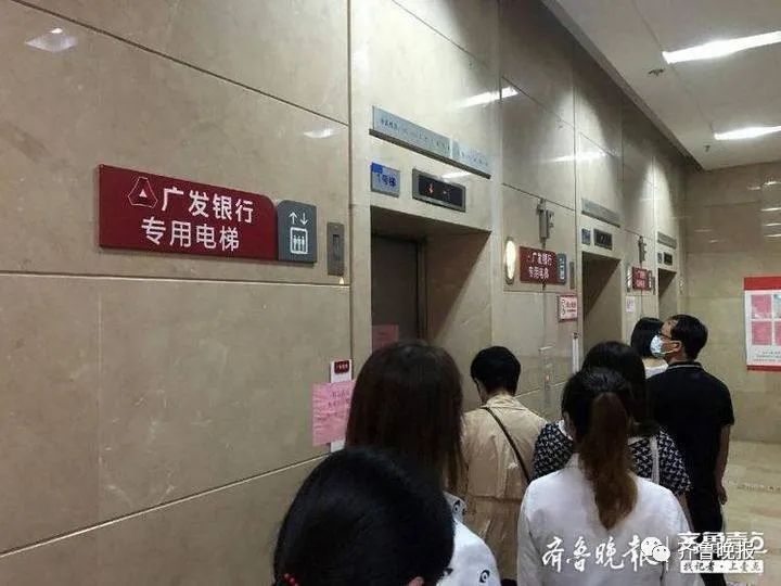 排队|上班先排队几百米 等40分钟电梯 网友：济南最堵