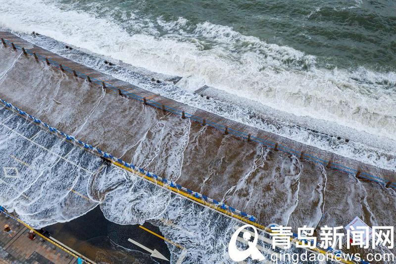 沿海|沿海风大浪急海水冲向路面 画面如雪似冰视觉效果奇特