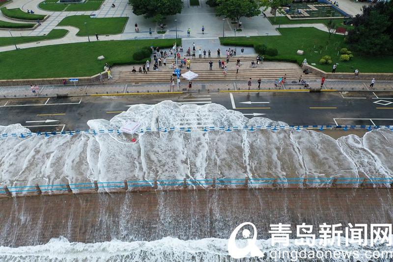 沿海|沿海风大浪急海水冲向路面 画面如雪似冰视觉效果奇特