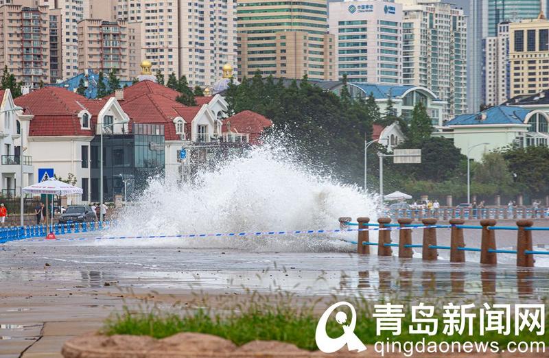 沿海|沿海风大浪急海水冲向路面 画面如雪似冰视觉效果奇特