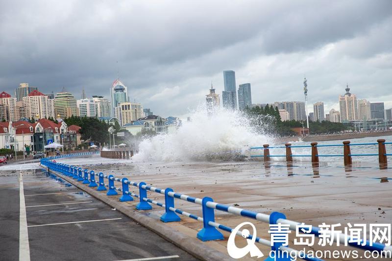 沿海|沿海风大浪急海水冲向路面 画面如雪似冰视觉效果奇特