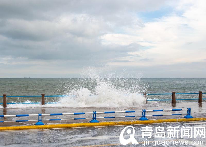 沿海|沿海风大浪急海水冲向路面 画面如雪似冰视觉效果奇特