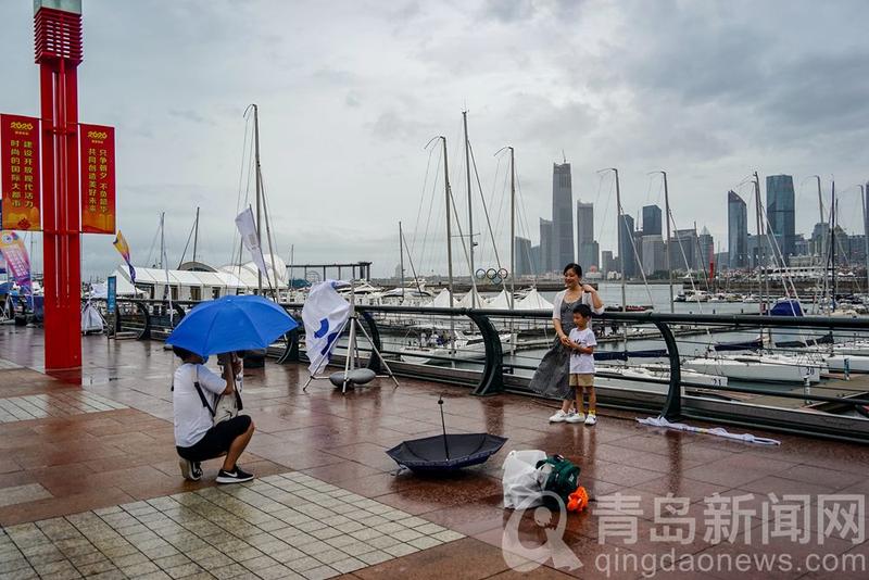 雨中|雨中的奥帆中心深邃沉静 仍有兴致勃勃的游人光顾