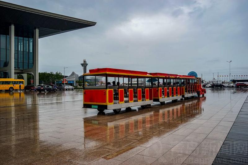 雨中|雨中的奥帆中心深邃沉静 仍有兴致勃勃的游人光顾