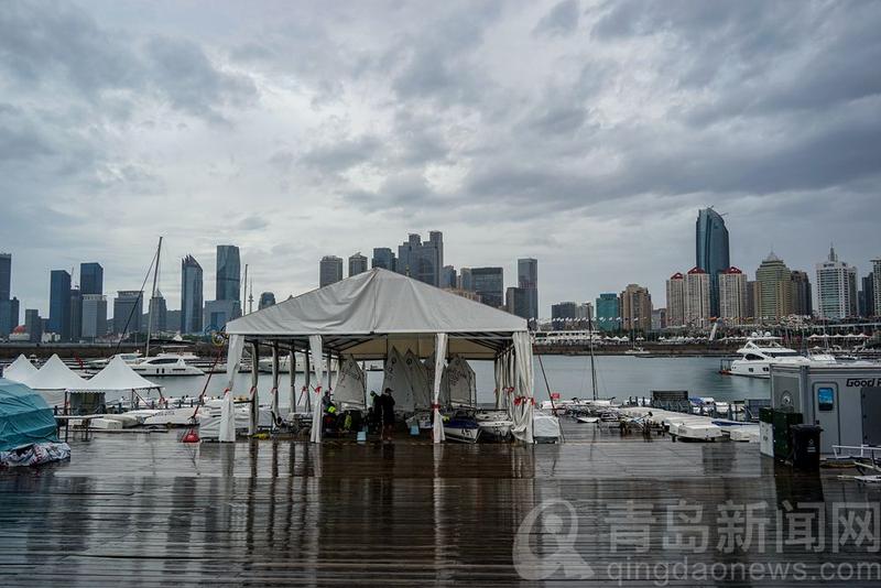 雨中|雨中的奥帆中心深邃沉静 仍有兴致勃勃的游人光顾