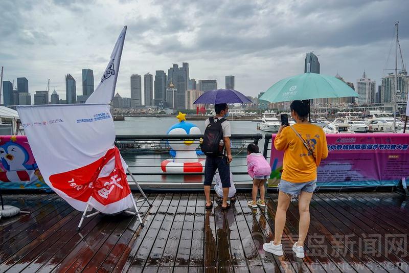 雨中|雨中的奥帆中心深邃沉静 仍有兴致勃勃的游人光顾