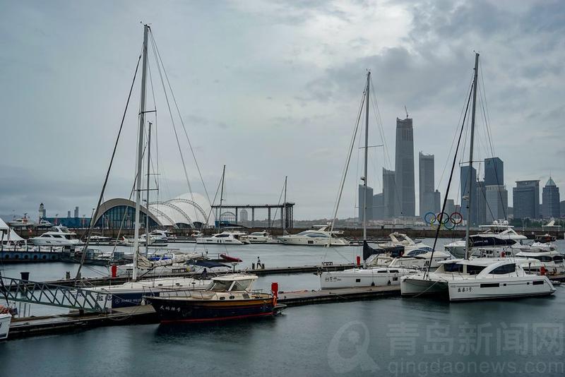 雨中|雨中的奥帆中心深邃沉静 仍有兴致勃勃的游人光顾