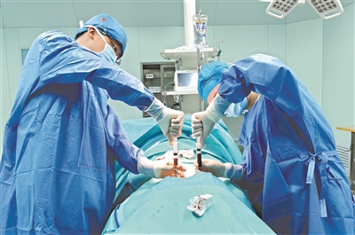 骨髓|12岁女孩为给爸爸捐献骨髓 一天吃6餐14天增重10斤