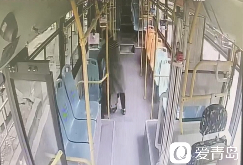 手提包|女子乘公交落下十几万存折暖心驾乘紧急联动帮找回