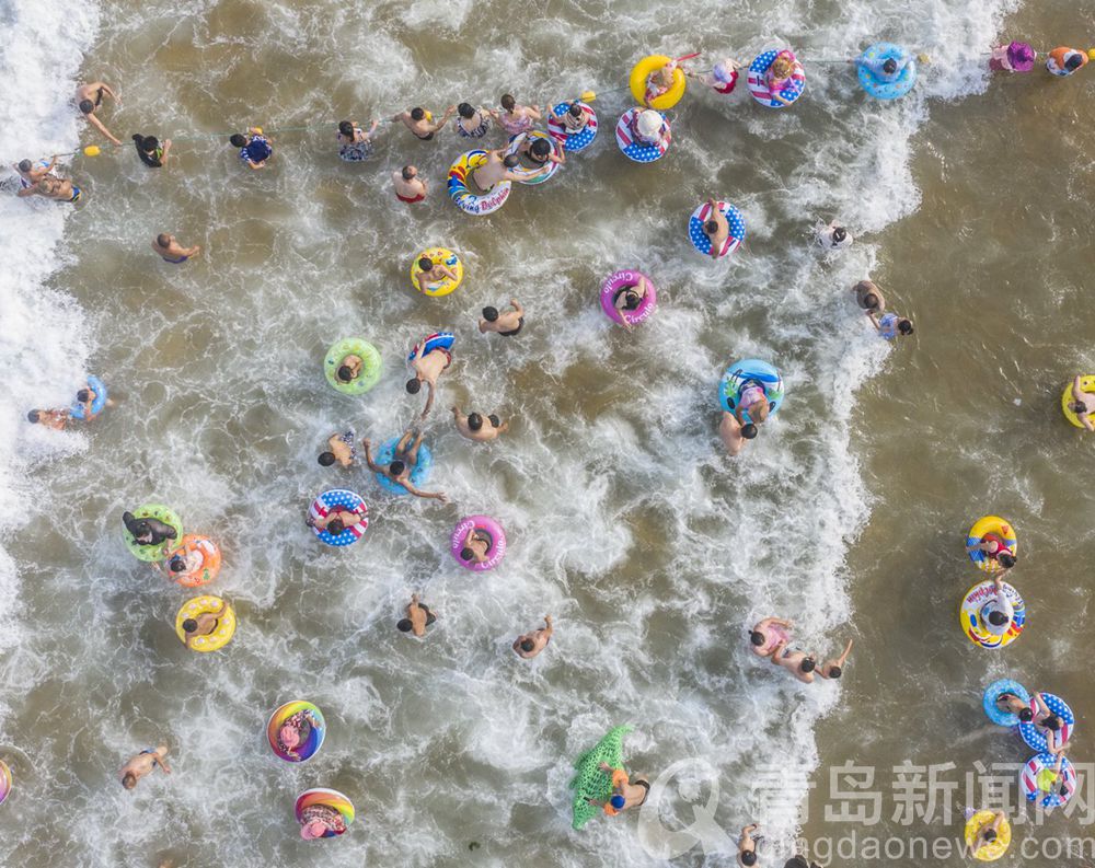 金沙滩海水浴场|金沙滩海水浴场 五颜六色数不清的游泳圈像不像甜甜圈