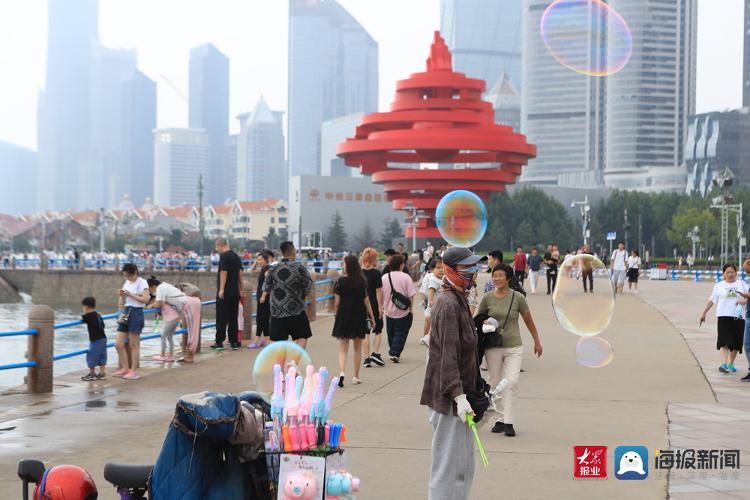 台风|台风过后 五四广场游客海边闲逛享清凉