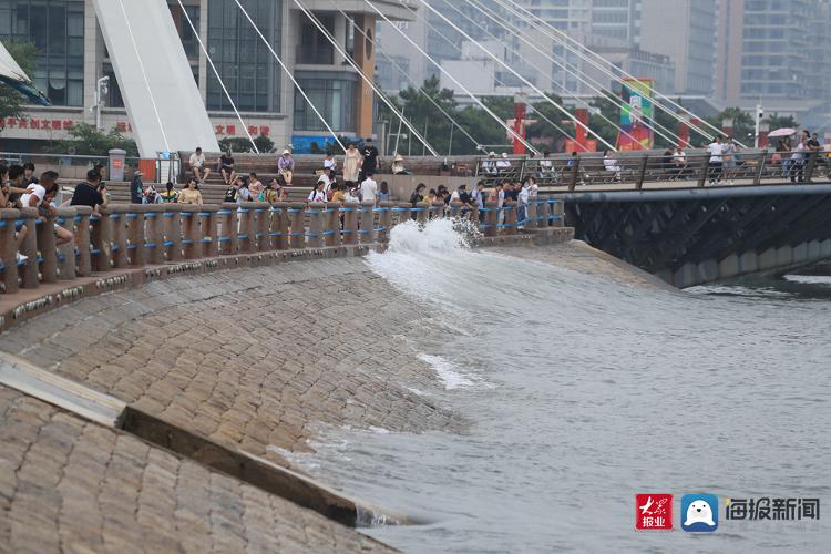 台风|台风过后 五四广场游客海边闲逛享清凉