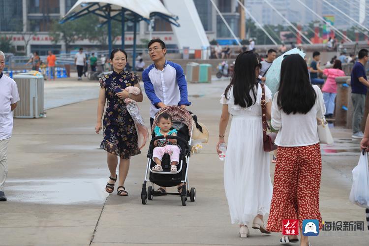 台风|台风过后 五四广场游客海边闲逛享清凉