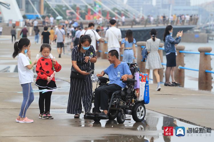 台风|台风过后 五四广场游客海边闲逛享清凉