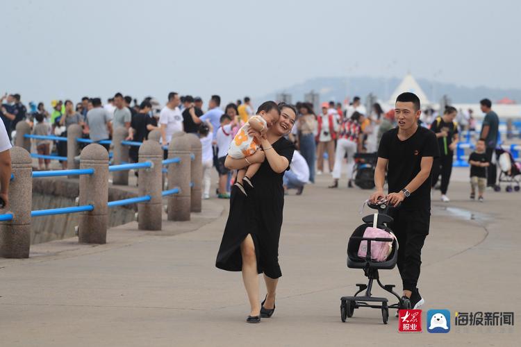 台风|台风过后 五四广场游客海边闲逛享清凉