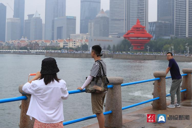 台风|台风过后 五四广场游客海边闲逛享清凉