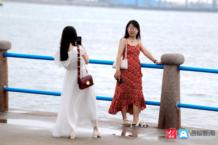 台风|台风过后 五四广场游客海边闲逛享清凉