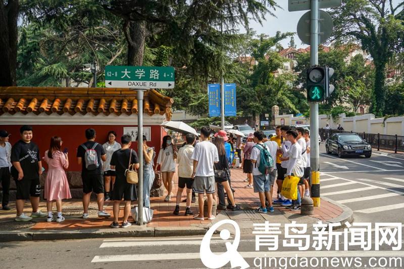 大学路|大学路年轻人打卡忙 红墙为啥这么受喜爱