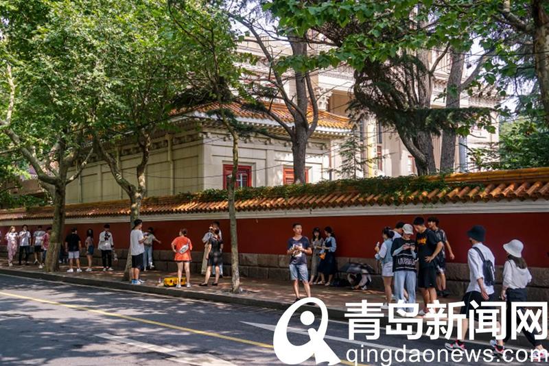 大学路|大学路年轻人打卡忙 红墙为啥这么受喜爱