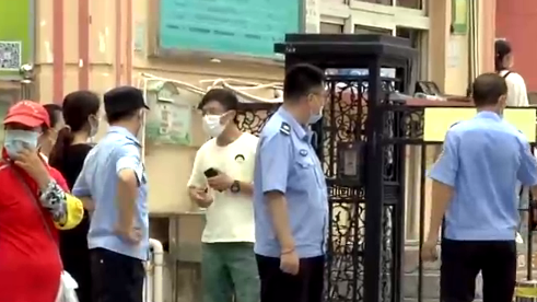 学校|4年换4个班主任，家长联合讨说法，学校回应：正常人事变动