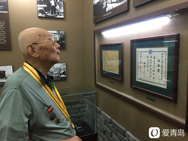 青岛|青岛98岁新四军老战士刘少成在胜利日的仪式感