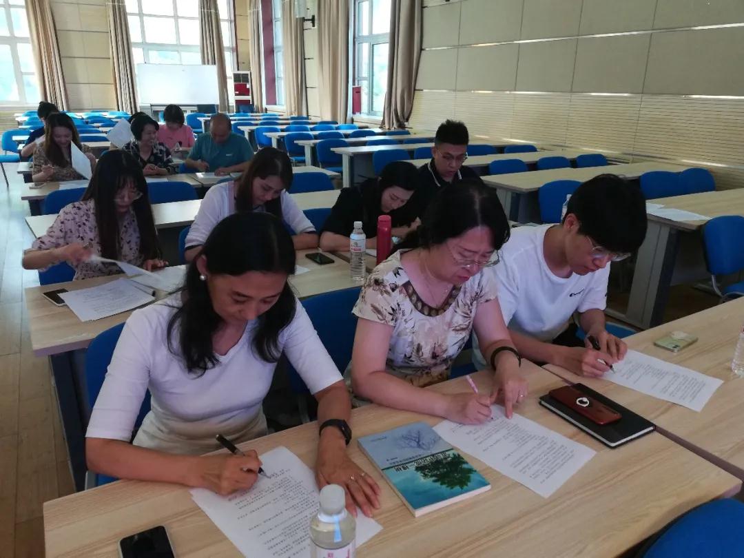 青岛六十六中|青岛六十六中举行青年教师师徒结对仪式