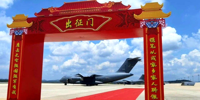 坐着运-20去上学，开学典礼是航空展！网友：这排面到位了