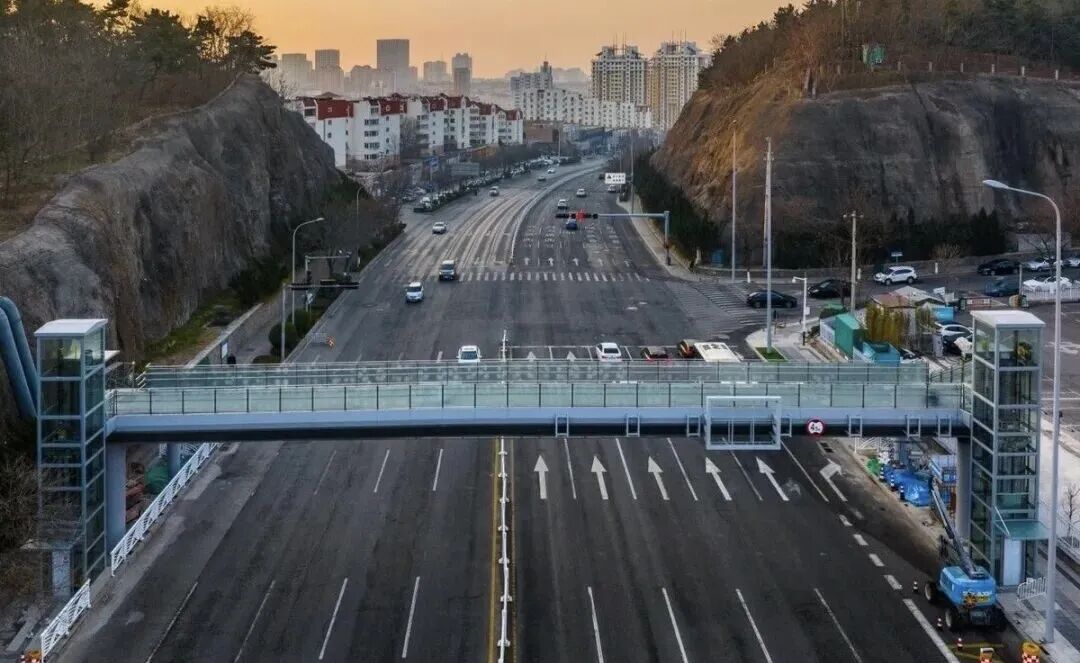 本月底启用，青岛新建两座过街天桥！位置就在→