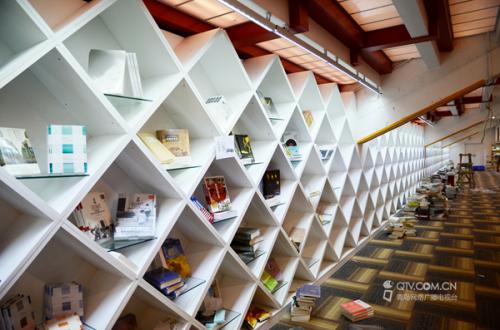 【探店·青岛如是书店】我想和书一起住在这里