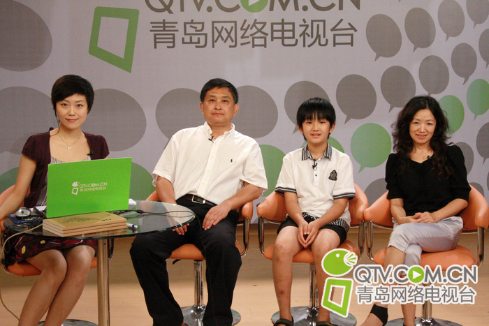 琴童王地一家做客会客厅