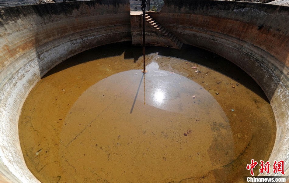 云南石林干旱 村民地下40米找水