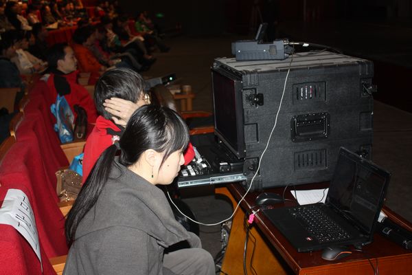 工作人员现场的录制__青岛网络电视台_活动