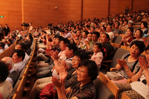 现场热情的观众们__青岛网络电视台_活动