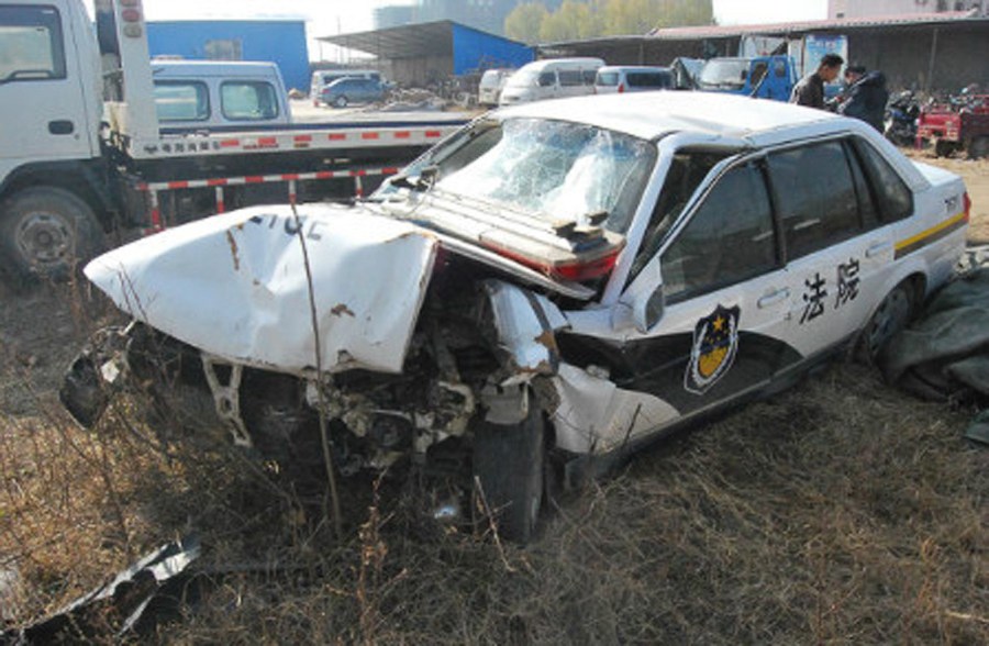 河南南阳一警车醉驾致2死5伤