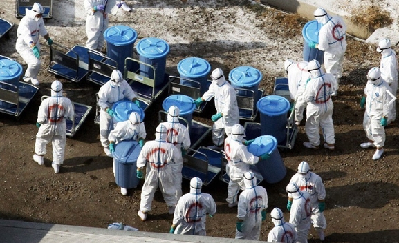 日本宫崎县一家出现高致病性禽流感疫情的养鸡场,身着防护服的工人