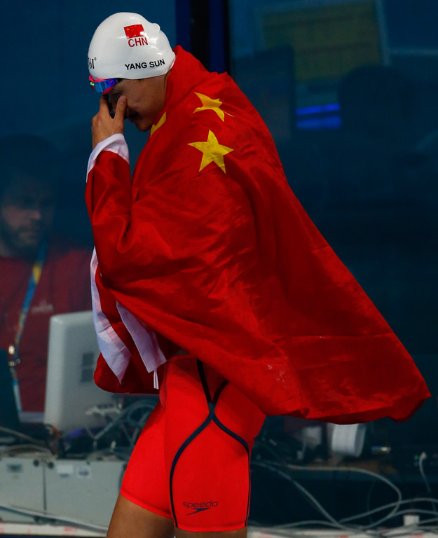 800自孙杨逆转勇夺三连冠 披国旗动情落泪