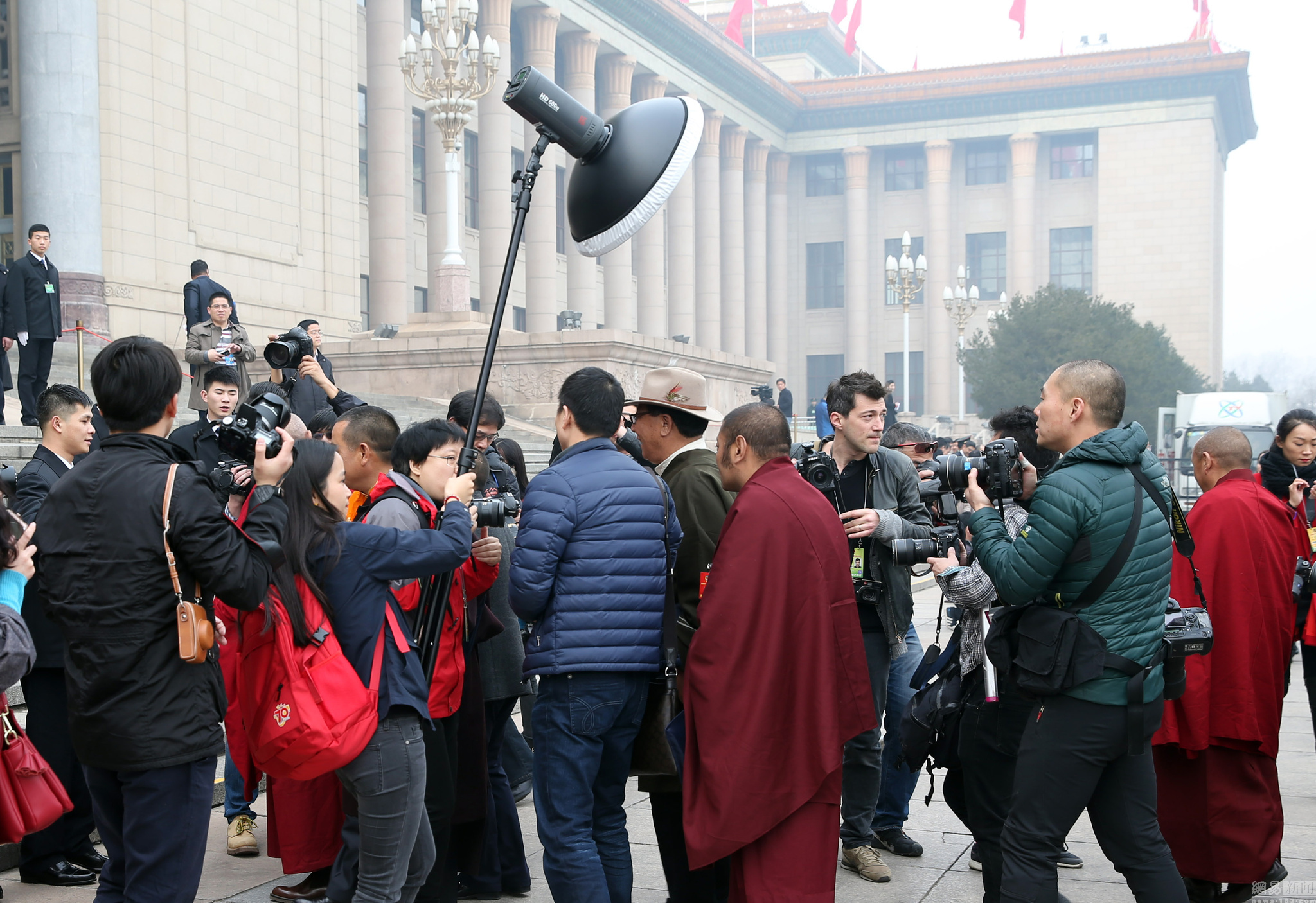 两会记者也很拼:扎堆拍摄采访 抽空补觉