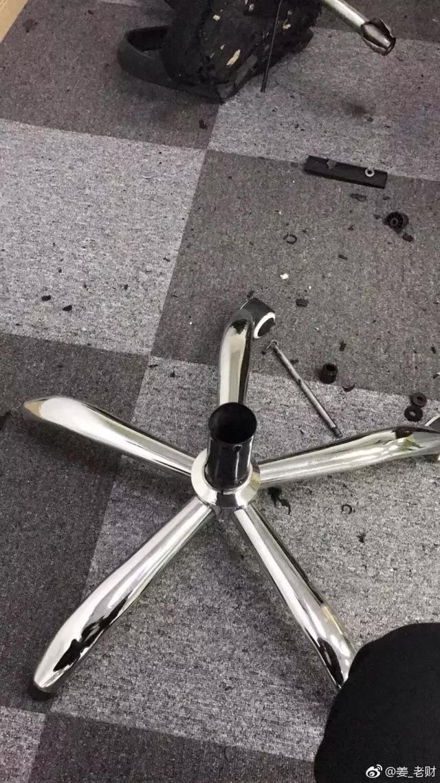 办公升降椅突然爆炸,击穿电脑主机!
