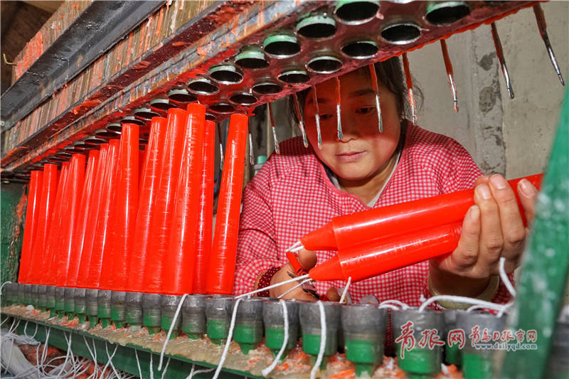 "蜡烛村"里新春红烛生产忙