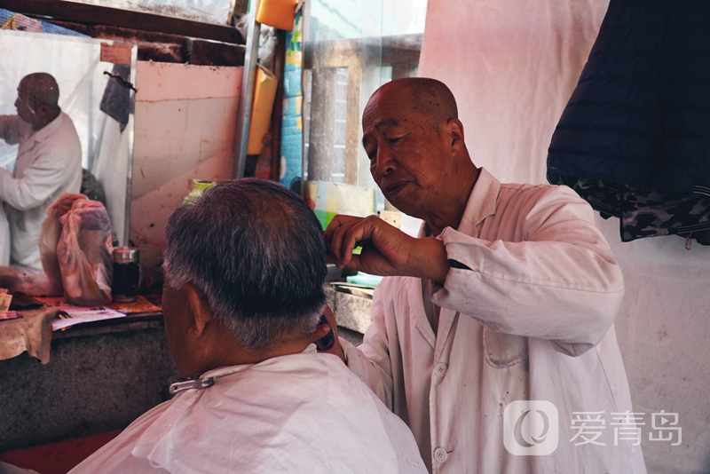 张师傅给顾客理发