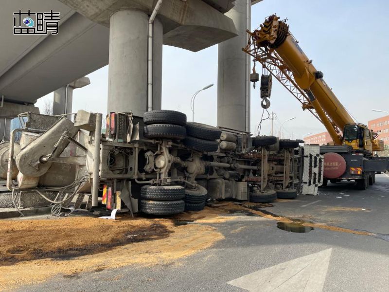 突发!青岛一大型水泥搅拌车发生侧翻 驾驶员受轻伤